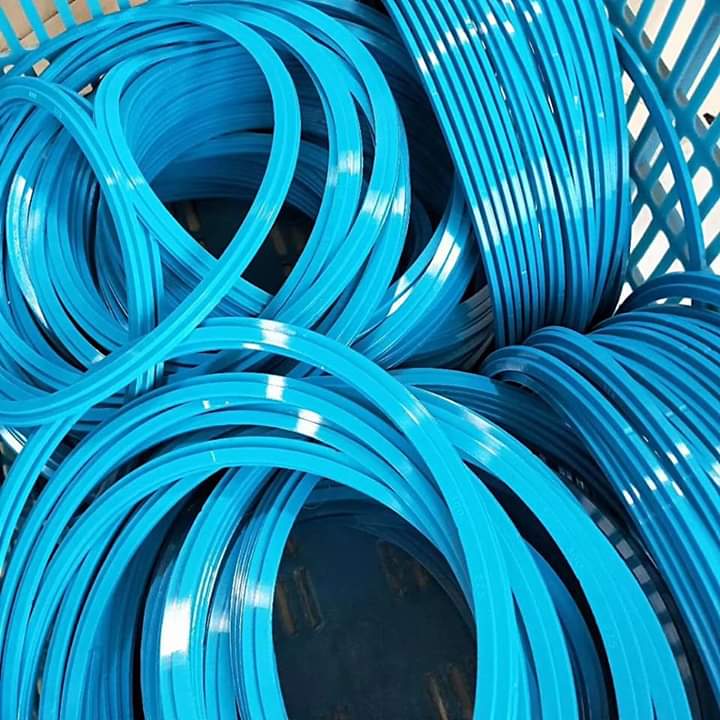 Hydraulic wiper seals for cylinder rods